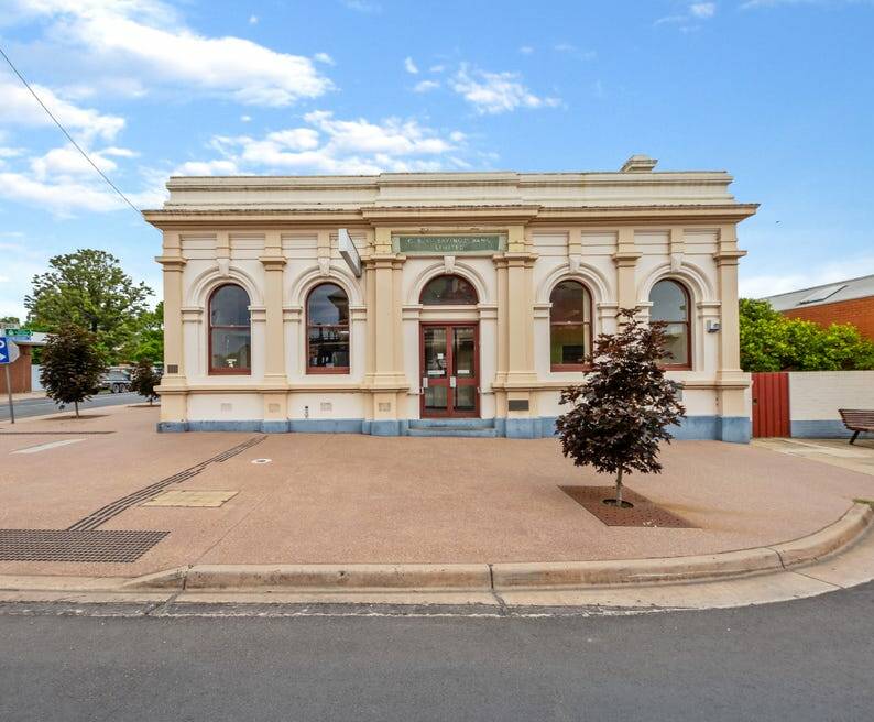 ON THE MARKET: The former NAB branch on the corner of Main and High Streets at Rutherglen will go under the hammer on Saturday. Picture: BRIAN UNTHANK REAL ESTATE