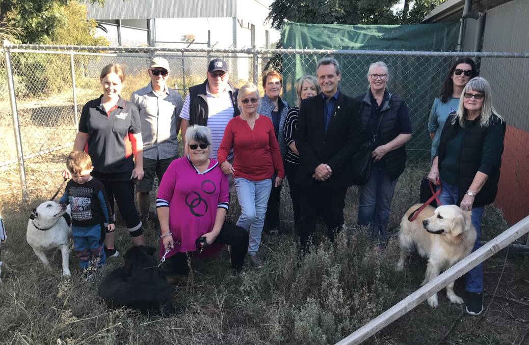 Supporters of the Wodonga Dog Rescue met at the city's disused pound with Andy Meddick, Animal Justice Party MP. 