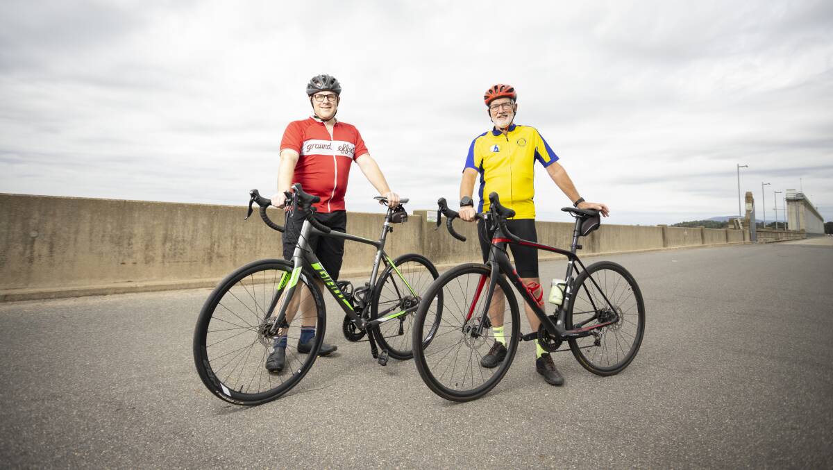 AIMING HIGH: Richard Lukins, who is in remission after a cancer diagnosis, is preparing for the Lake Hume Cycle Challenge. Challenge chair David Dow is encouraging Border residents to sign up. Picture: ASH SMITH 