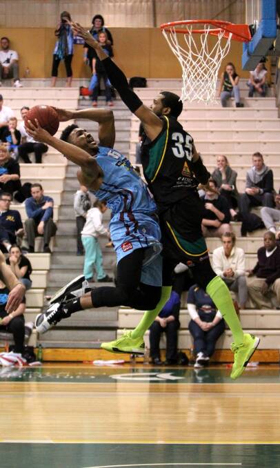 BATTLE: Donte Nicholas and Mt Gambier's Damien Johnson were easily the best players for their respective sides, each hauling in double-doubles. Picture: IAN KNIGHT