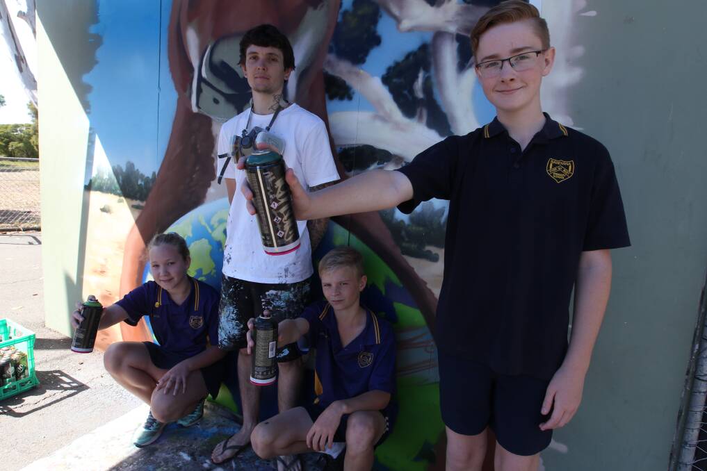 BUDDING ARTISTS: Year six students Emily Jennings, 11, Brad Weaver, 12 and Sam Lewis, 12, with artist Kade Sarte. Picture: CHRIS YOUNG