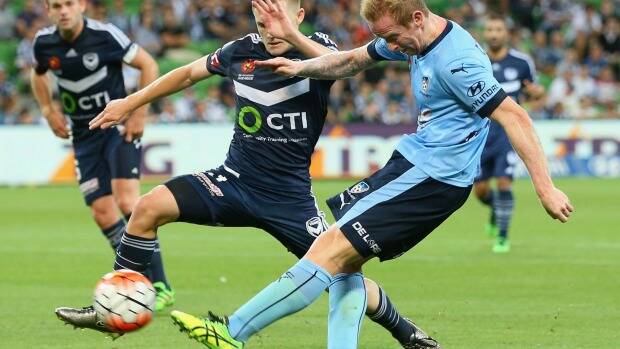 David Carney of Sydney FC kicks past Scott Galloway of the Victory. Photo: Getty Images