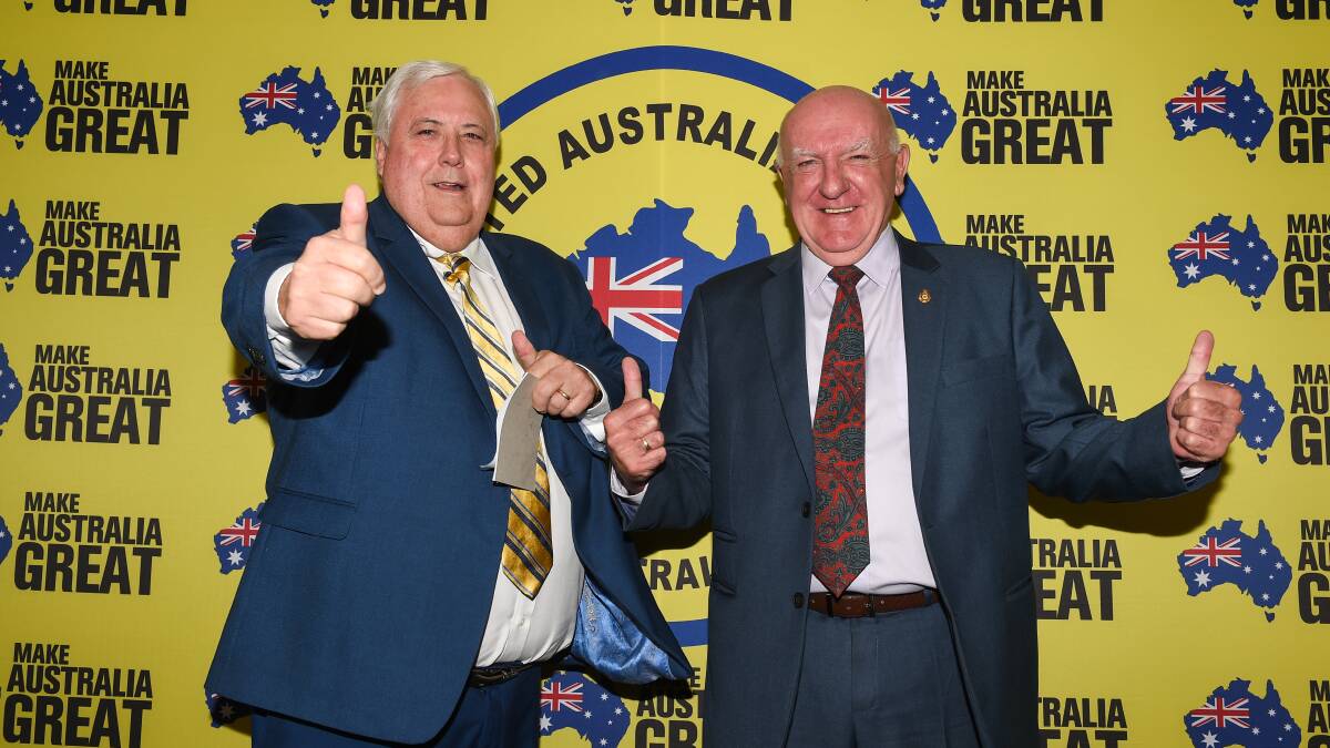 THUMBS UP: United Australia Party leader Clive Palmer and Farrer candidate Mike Rose in Albury on Saturday where he called for the MDBP to be scrapped. Picture: MARK JESSER