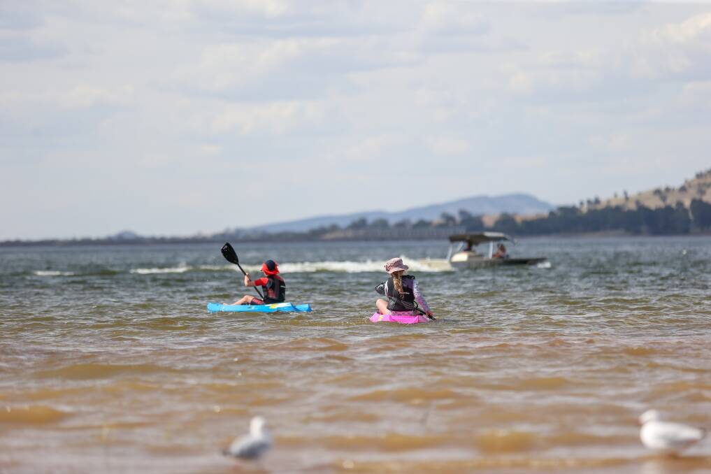 BEATING THE HEAT: Families got out on Lake Hume yesterday during the peak of the heat, with temperatures topping 38 degrees in Albury. Picture: TARA TREWHELLA