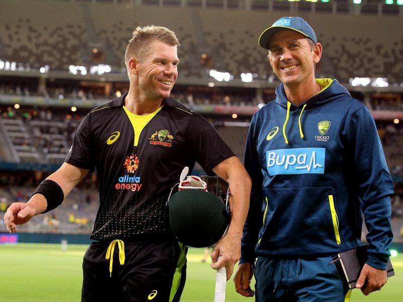 Australia coach Justin Langer (R) plans to keep his winning team combination for the T20 World Cup.