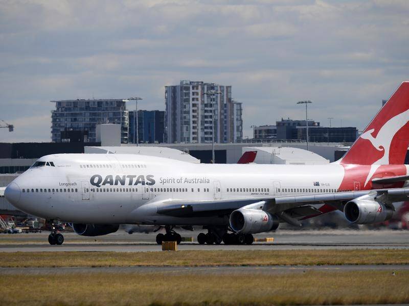 Qantas has farewelled its last remaining 747 jumbo jet with a flight from Sydney to Los Angeles.