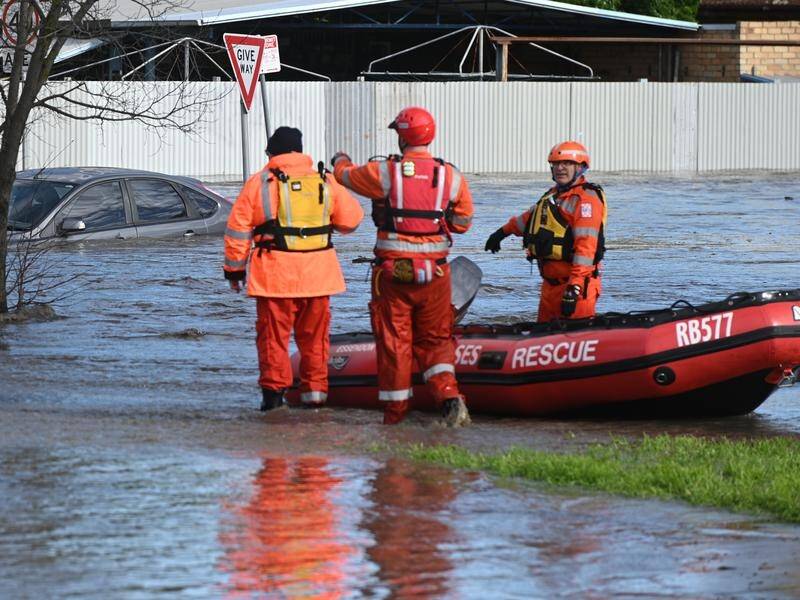 Rescues continue in floodwaters near the Victorian-NSW border even as weather conditions ease (Erik Anderson/AAP PHOTOS)