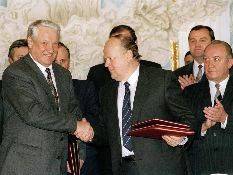 Former Belarus leader Stanislav Shushkevich (centre) played a key part in dissolving the USSR.