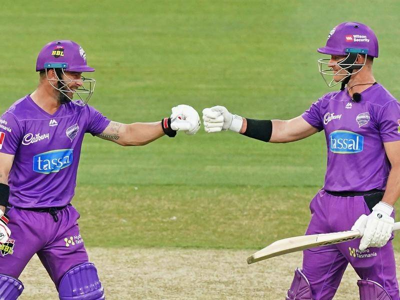 A 145-run stand between Matthew Wade and D'Arcy Short has led Hobart to a BBL win over the Sixers.