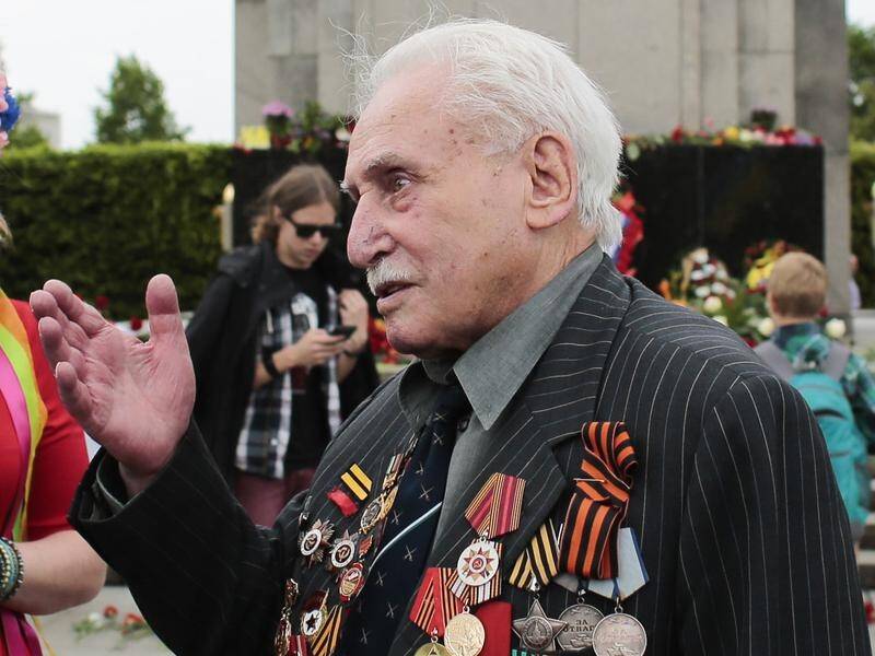Soviet war veteran David Dushman has died aged 98.