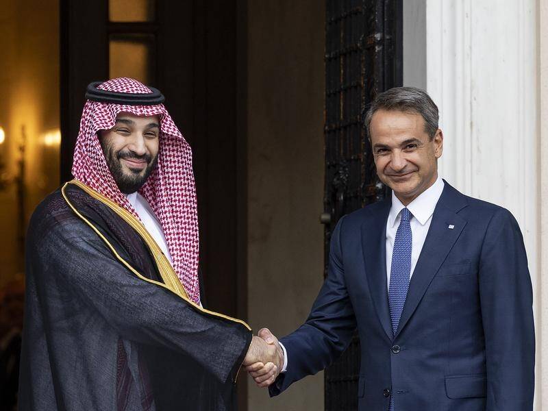 Greek PM Kyriakos Mitsotakis (r), shakes hands with Saudi Crown Prince Mohammed bin Salman. (AP PHOTO)