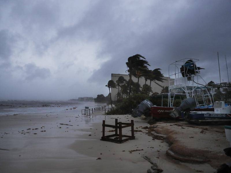 Tropical storm Grace is weakening as it lashes Mexico but eight people have died.