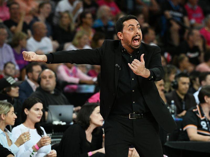 The Breakers battled to NBL victory over Adelaide despite the ejection of head coach Mody Maor. (Andrew Cornaga/AAP PHOTOS)
