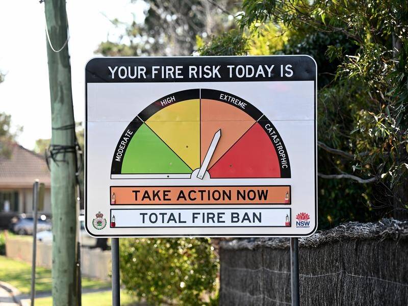 Extreme fire danger warnings have been issued for five South Australian districts. (Dan Himbrechts/AAP PHOTOS)