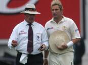 Cricket umpire Rudi Koertzen, pictured in 2005 with Shane Warne, has died after a car accident. (EPA PHOTO)