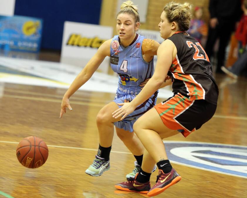 Bandit mainstay Tenille Collins tries to find a way through as Brisbane Lady Spartans’ Sarah Graham attempts to stop her. It was Collins’ 200th SEABL game.