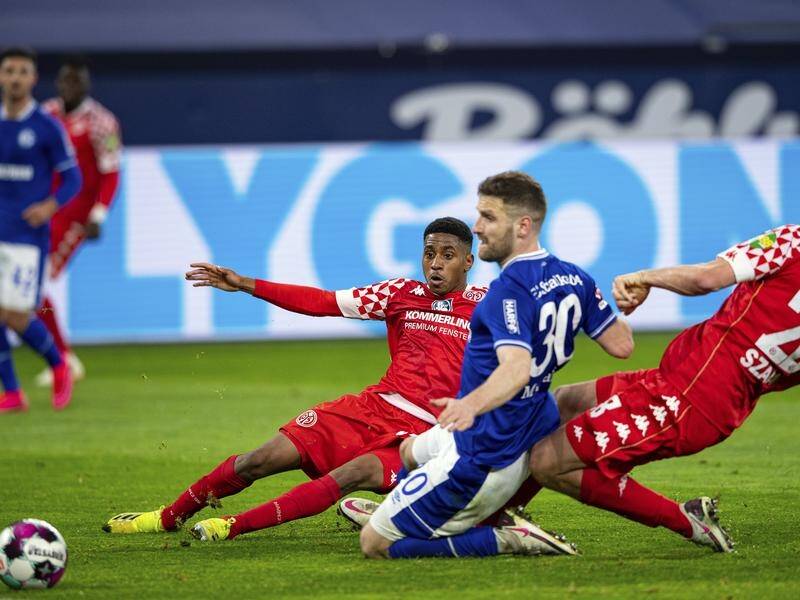 Mainz and Schalke played to a goalless draw in their Bundesliga relegation battle.