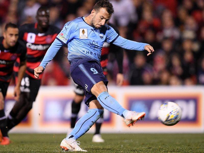 Adam Le Fondre has scored Sydney FC's third goal in their FFA Cup victory over the Wanderers.