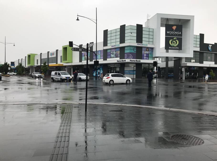 NO POWER: A power outage in North East Victoria has forced police to direct traffic in Wodonga. Picture: Ellen Ebsary
