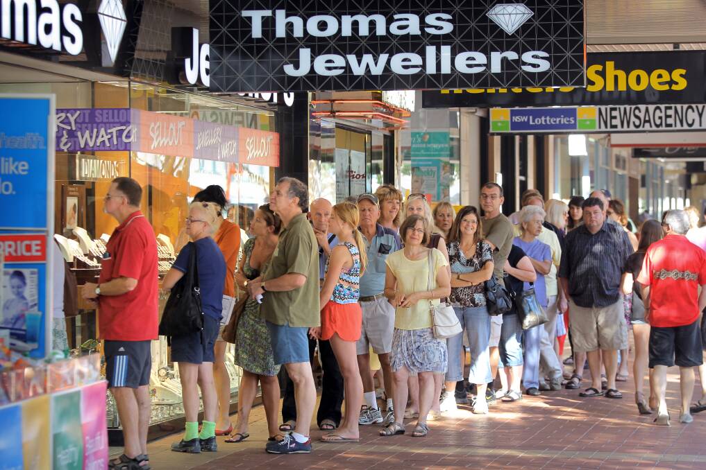 Albury Central Traders Market, the big line for the Thomas Jewellers Sale.