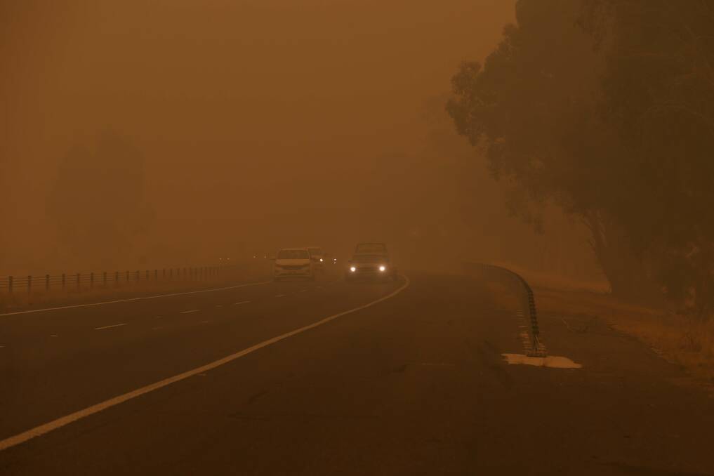 DARK DAYS: Smoke from surrounding bushfires descended on the border decreasing visibility. Drivers try to navigate the Hume Freeway, Wodonga. Picture: TARA TREWHELLA 