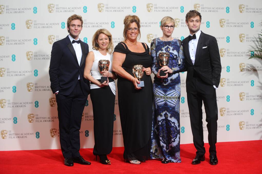 Presenters Douglas Booth (R), Sam Claflin (L) pose with Kathrine Gordon, Lori McCoy-Bell and Evelyne Noraz, winners of the Make-Up and Hair award. Photo: GETTY IMAGES
