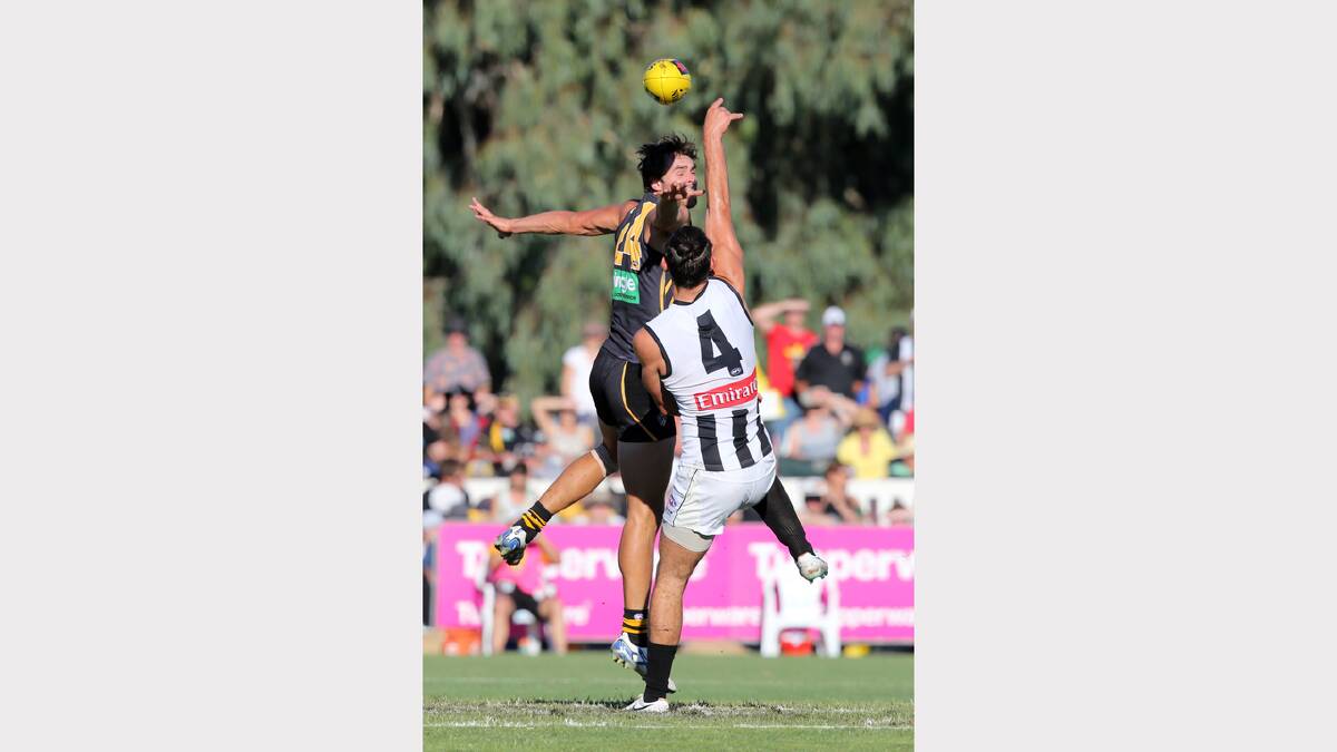 Brodie Grundy and Ben Griffiths clash in the ruck
