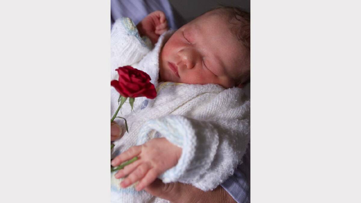 Amanda Hogan has given birth to the 20,000th baby at Wodonga Hospital. Samantha Paige Hogan was born on April 12 at 6.15pm.