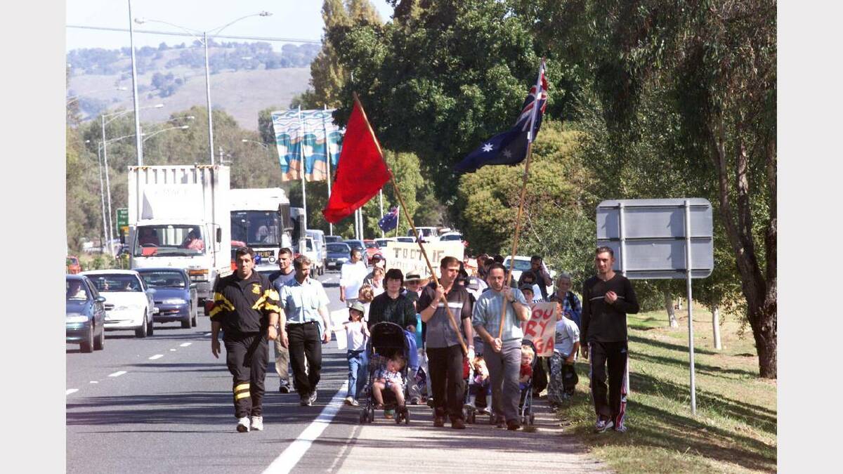 Bandiana Kosovo refugees crossing the Lincoln Causeway in protest.