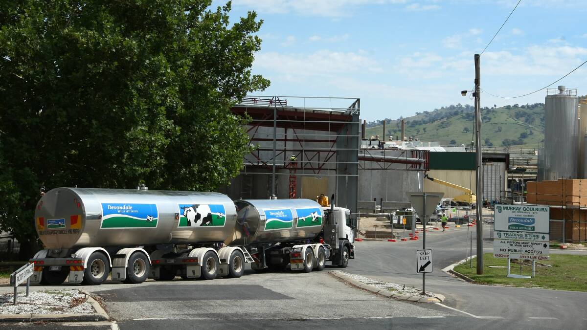 A Devondale milk tanker b-double truck arrives at the Murray Goulburn Co-Operative Kiewa factory. Picture: MATTHEW SMITHWICK