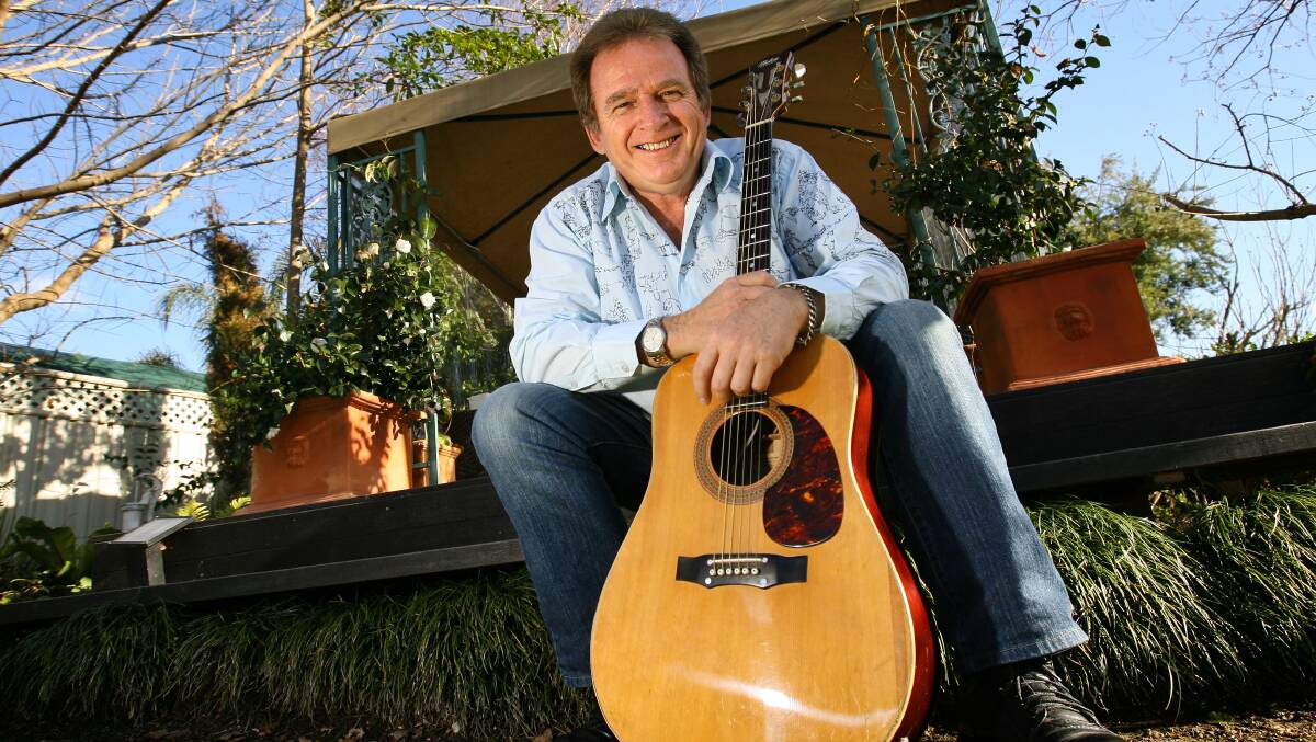 One of the region's favourite artists Rodney Vincent is playing at the Mulwala Waterski Club tonight. 