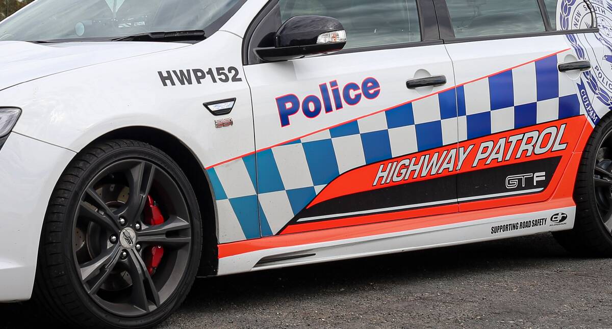 Police pursue truck driver in the middle of Hume Highway near Albury