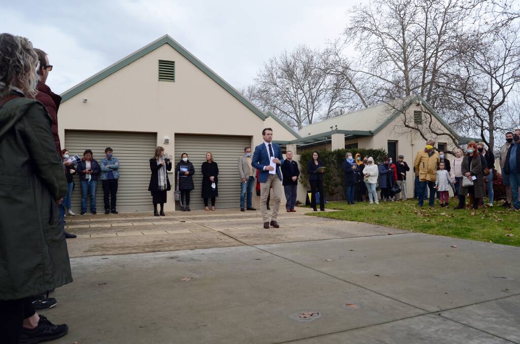BUSY: About 100 people attended the Hovell Street auction. 
