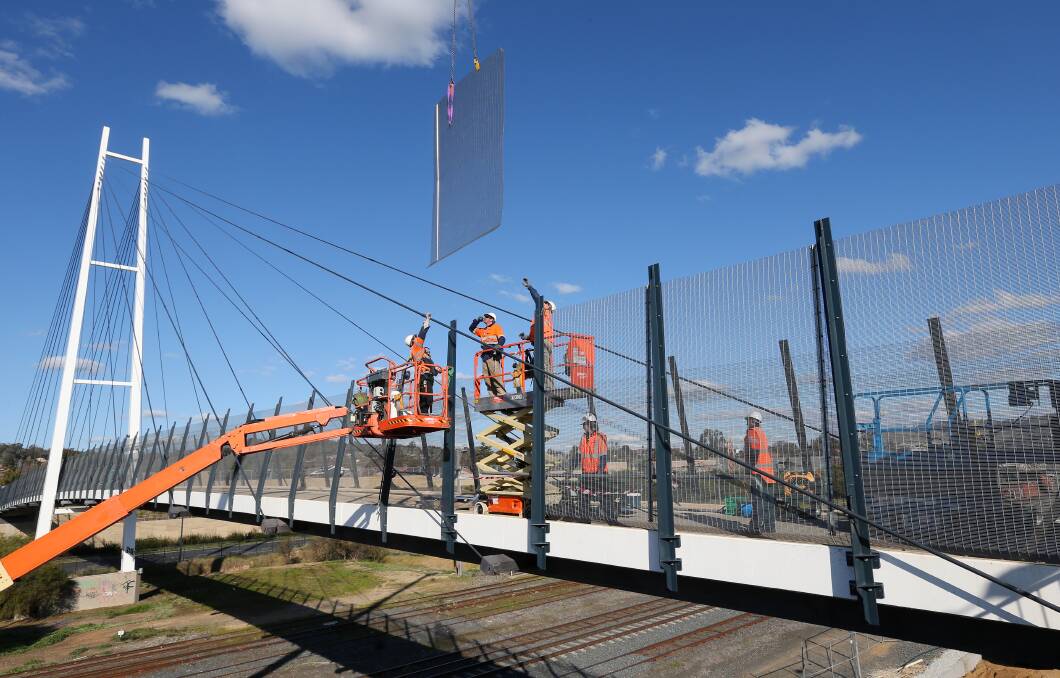 SAFETY: Higher barriers being installed on the Harold Mair Bridge in Albury in August 2012. 