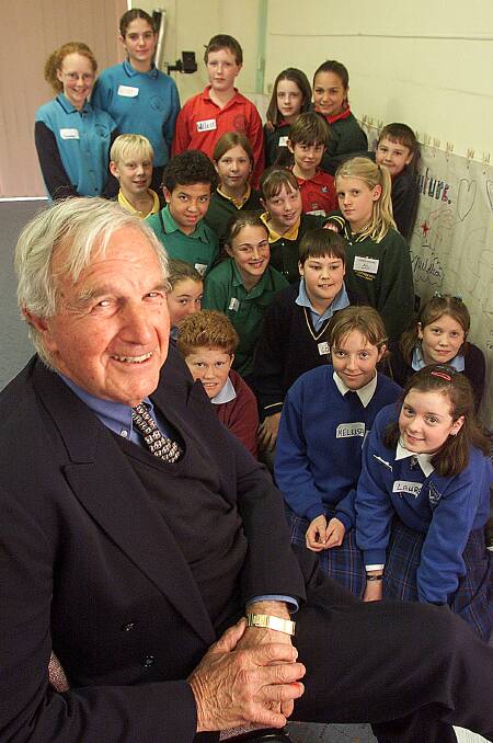Ian Sinclair with a group of Wodonga primary school boys and girls, who were asked about their city merging with Albury, at a consultation session in 2001. 