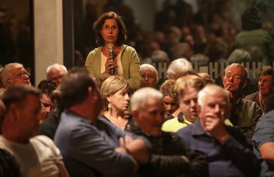 VOICE: Wodonga Albury Toward Climate Health committee member Lizette Salmon asks a question at Tuesday night's The Border Mail Indi forum. Picture: JAMES WILTSHIRE