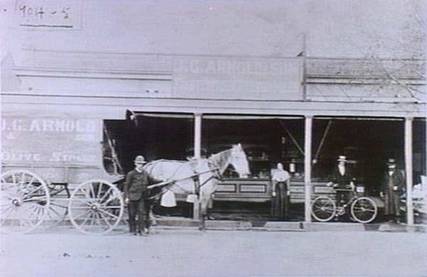 The Arnold's shop front in Olive Street, Albury, in 1904.