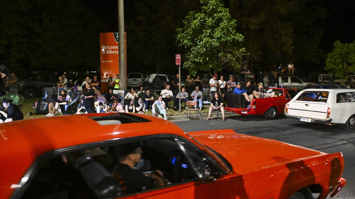 Thousands took over the footpaths of Wodonga Place on Saturday night. Picture by Mark Jesser