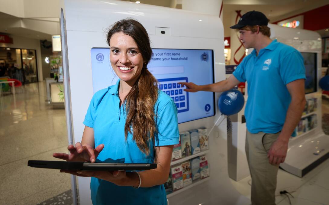 Switched on: NBN staffers Vicky Rudewyk and Richard Homewood have been talking to Wodonga Plaza shoppers. Picture: JAMES WILTSHIRE