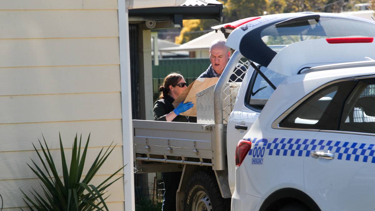 Police at the Howlong house from where it has been alleged large amounts of illicit drugs were distributed.
