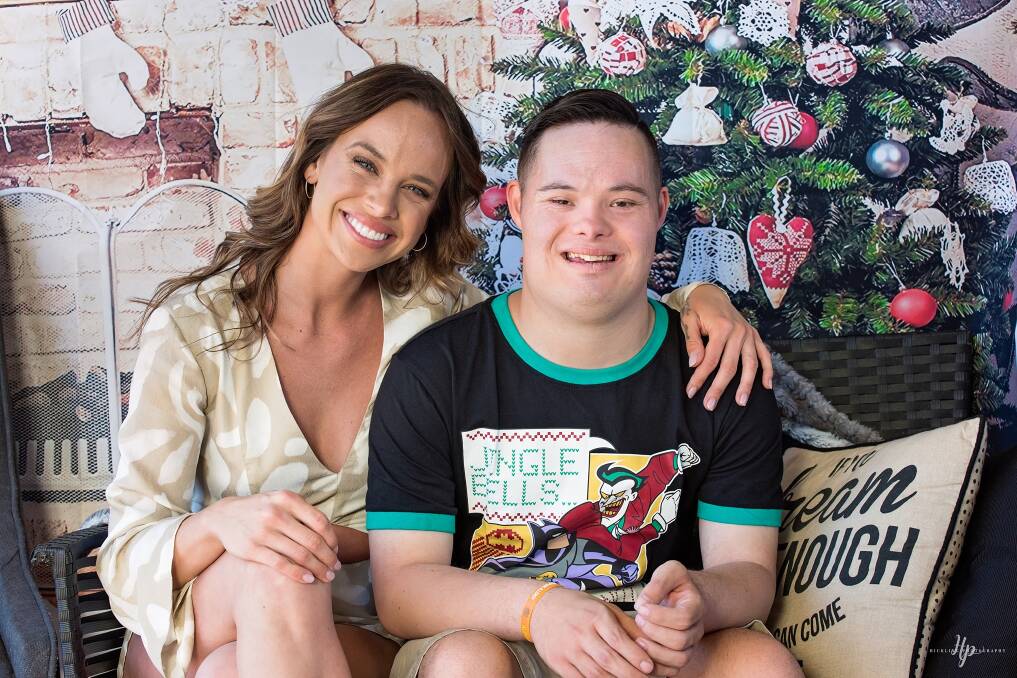 SPECIAL SURPRISE: Australian singer, songwriter and actor Bonnie Anderson mingled freely during her visit to Wahgunyah, particularly with guest of honour Shane Kemp. Picture: HICKLING PHOTOGRAPHY