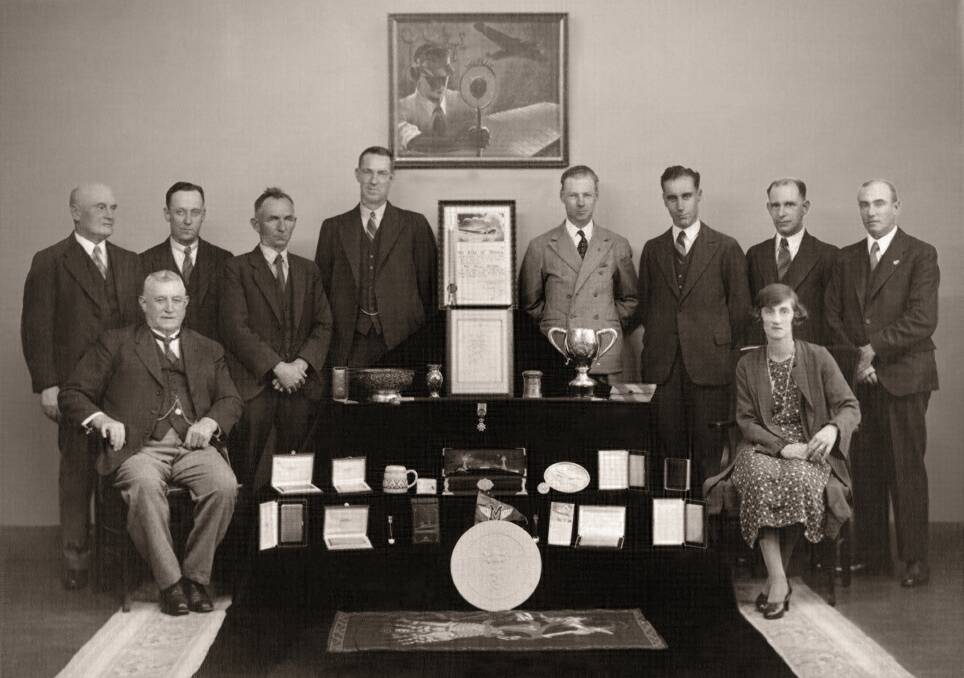  Photograph of the Dutch gifts and their recipients taken by Albury photographer Duncan McPherson on March 20, 1935. The French limestone Uiver plaque is inthe centre on the floor. 