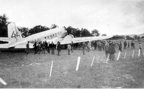  TALKING POINT: Albury people check out the Uiver after its unexpected but successful landing on the racecourse in October 1934.