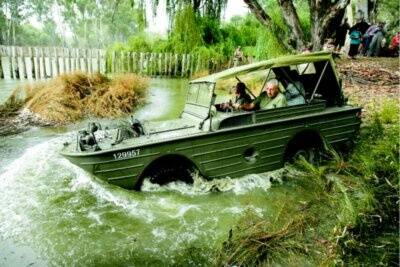 Trevor Boyle, of Sydney, takes to the Murray River in his amphibious jeep. Picture: MATTHEW SMITHWICK