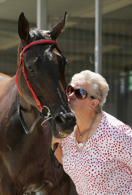 Liz Aalbers gives winner Dainty Sharnee a birthday kiss after yesterday’s victory. Pictures: JOHN RUSSELL