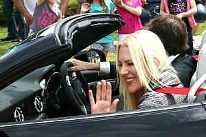 Lauren Jackson waves to the crowd as she arrives at the stadium. Picture: RAY HUNT.