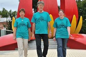 Alannah McGregor, Scott Ramsay and Stacey McGregor model the teal-coloured SPAN T-shirts which will be a signature of the Bendigo suicide awarness walk.