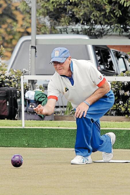 ABOVE: Owen ‘OJ’ McBreen bowling for Corowa Services against Yarrawonga in the A1 bowls.
LEFT: Laurie Driscoll sends one down for Yarrawonga.
Pictures: TARA ASHWORTH