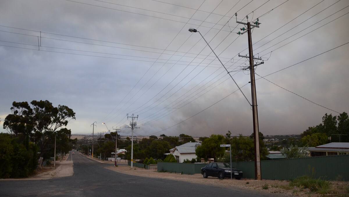 Rockleigh and Pallamana fires spew ash and smoke over Murray Bridge.