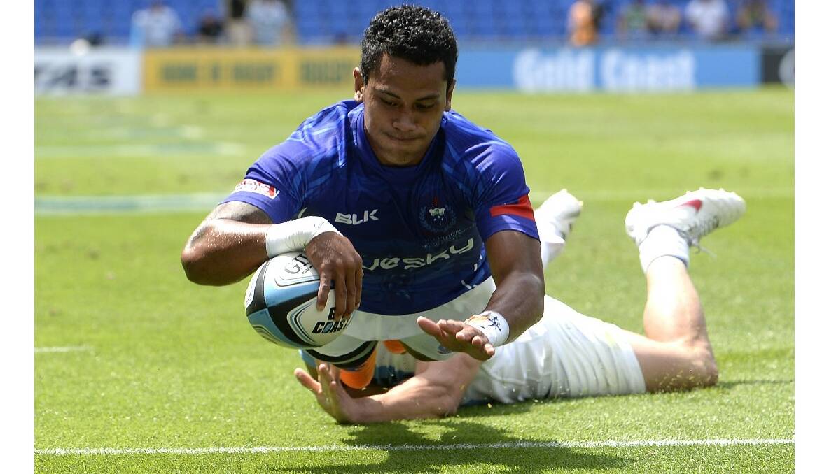 Fale So'oialo of Samoa scores a try during the Gold Coast Sevens round one match between Samoa and Argentina. Photo: Getty Images.